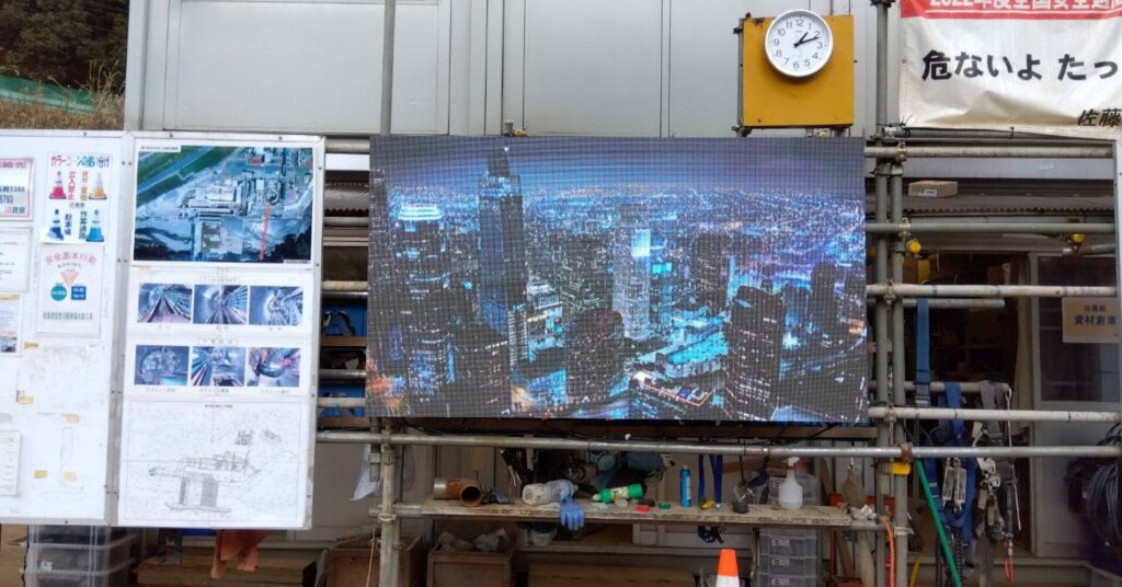 90インチLEDビジョン3台で情報共有を効率化（栃木県鹿沼市：鹿島建設様）