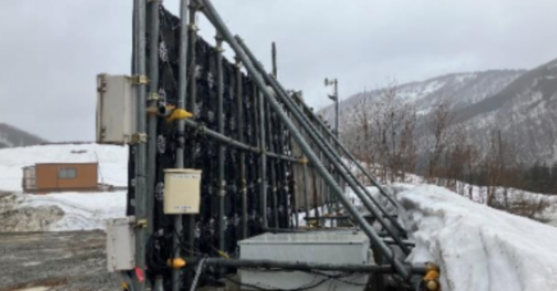 豪雪地帯の大規模ダム建設を支える3台のLEDビジョン(秋田県牡鹿郡:鹿島建設様)